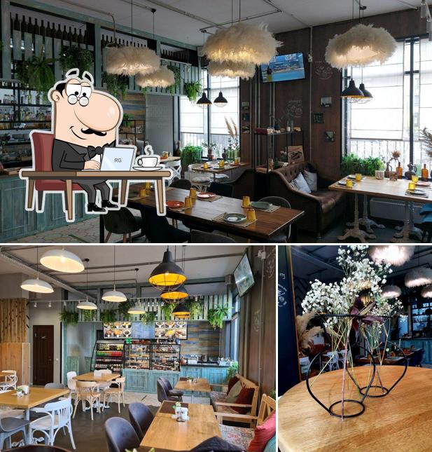 В Тбилисоба Грузинский Вкус есть внутреннее оформление, столики и многое другое