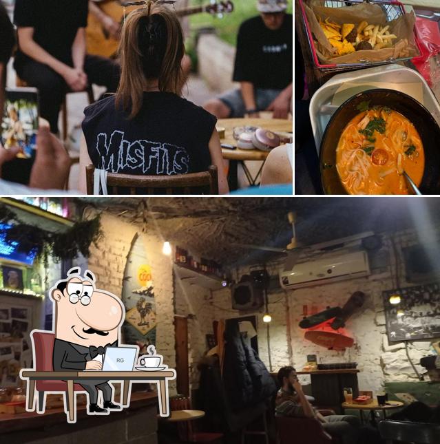 Взгляните на это изображение, где видны внутреннее оформление и еда в The Cock beer pub