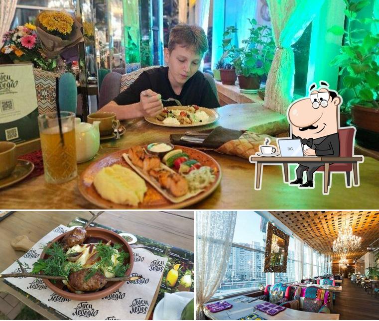 Посмотрите на внутренний интерьер "Гусей-Лебедей"