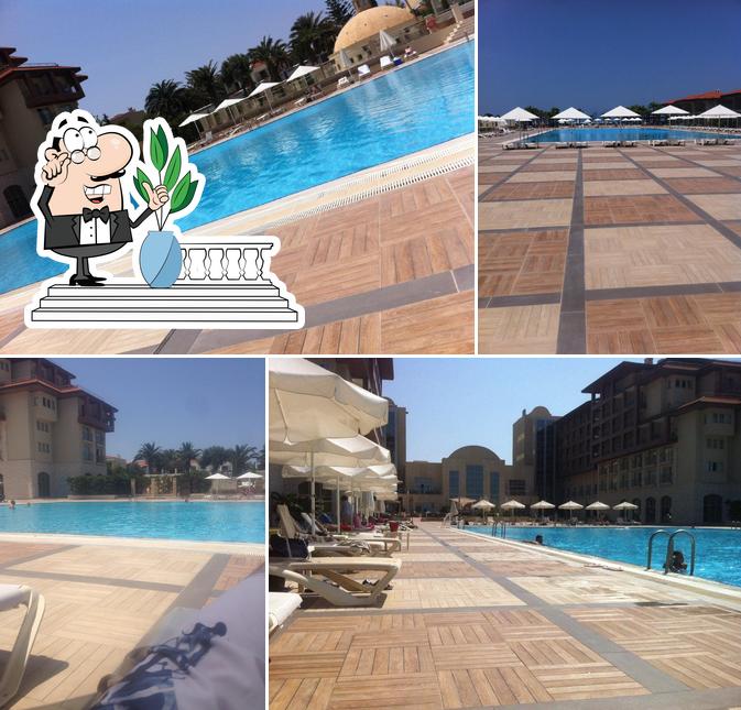Aqua Pool Bar
