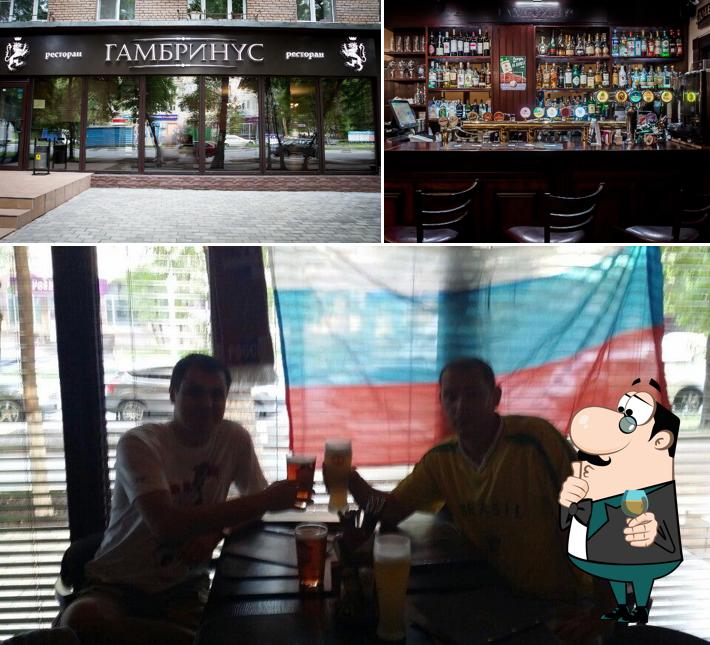 Взгляните на это изображение, где видны барная стойка и внешнее оформление в Гамбринус