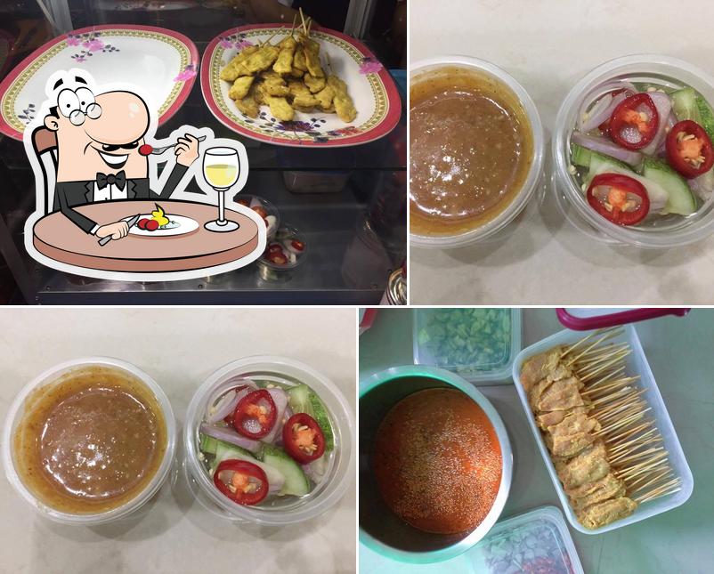 หมูสะเต๊ะ น้ำปั่น