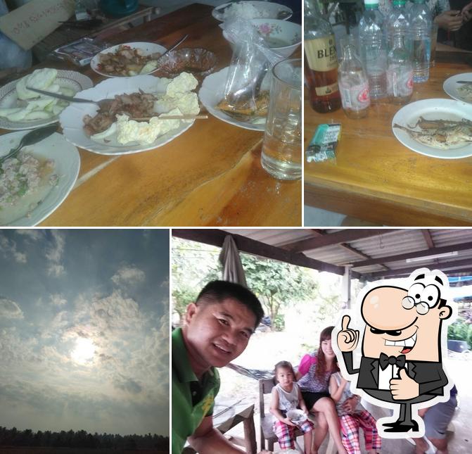 ร้านก๋วยเตี๋ยวเรือฟ้าใส