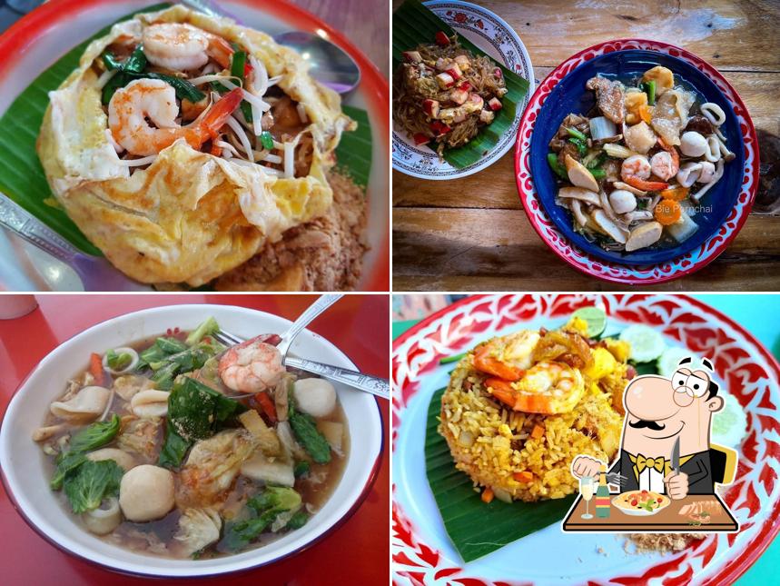 ไผ่ BETONG ผัดไทยใบตอง&หอยทอด (นางงาม)