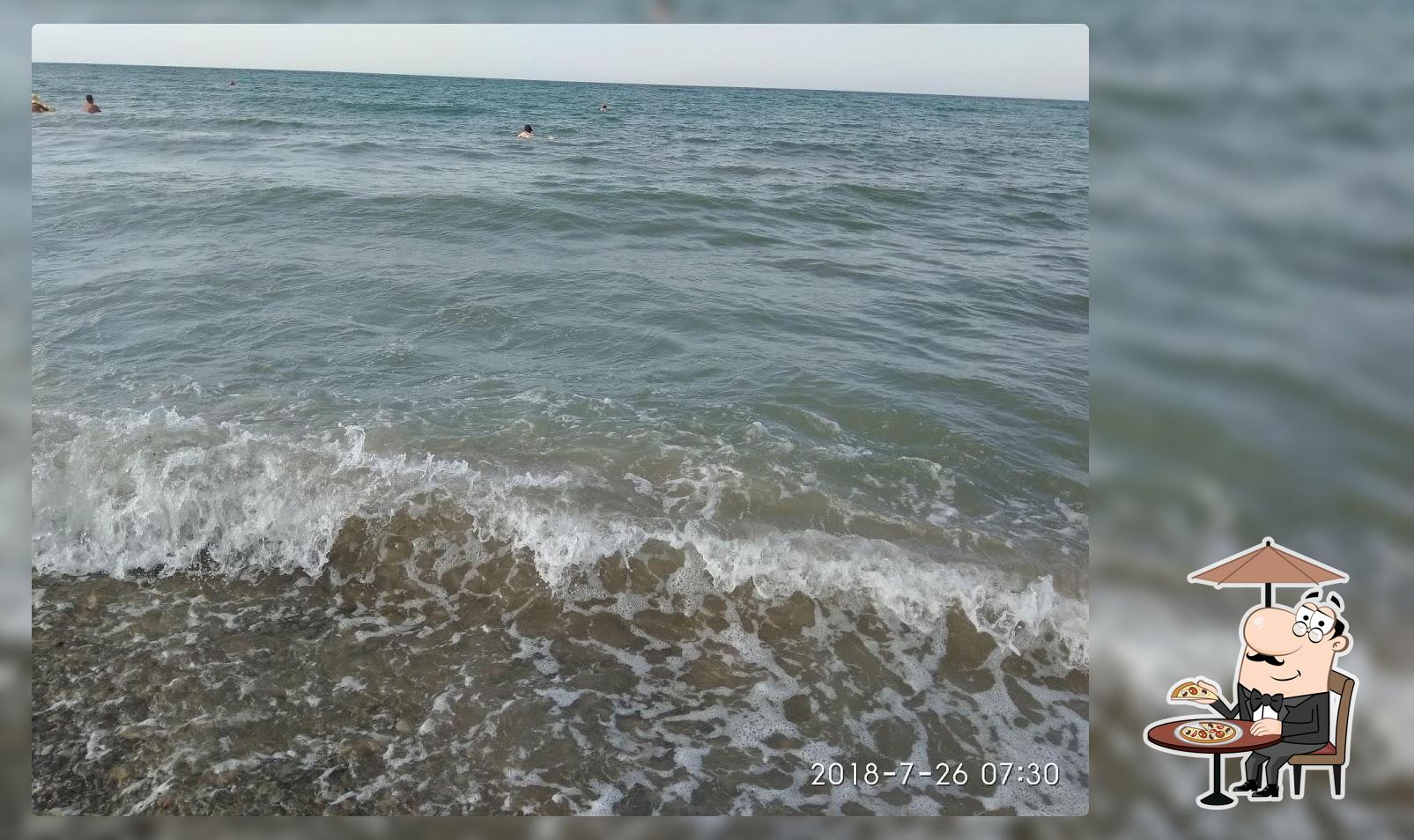 Якорь в море.