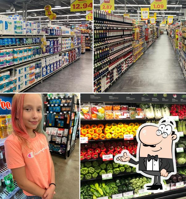 Hy-Vee Grocery Store