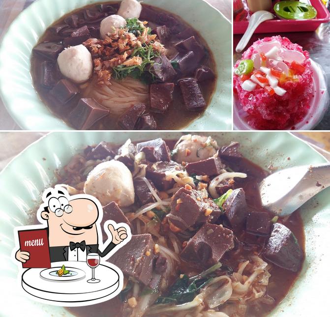 ร้านก๋วยเตี๋ยวข้าวซอยป้าพร หน้ารร.แม่สันวิทยาลำปาง