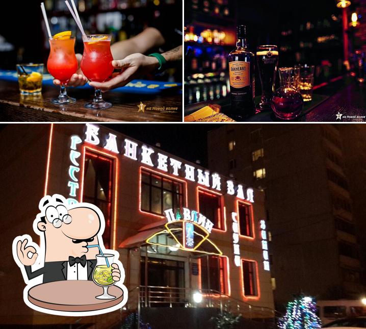 Посмотрите на это фото, где видны напитки и внутреннее оформление в На новой волне