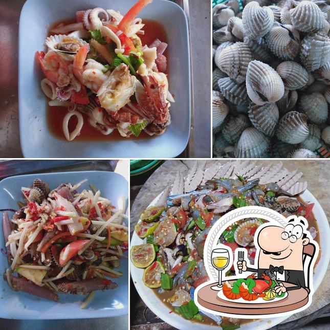 ไก่หมุนส้มตำ 72 Phanom
