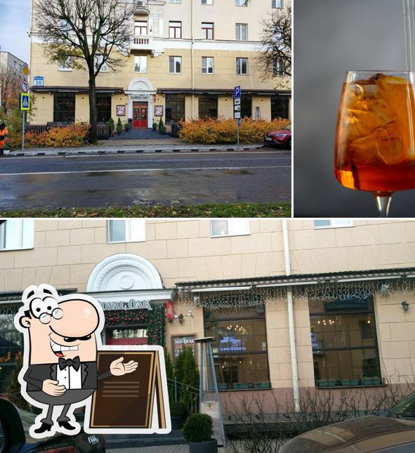 Это фото, где изображены внешнее оформление и напитки в Royal Oak Pub