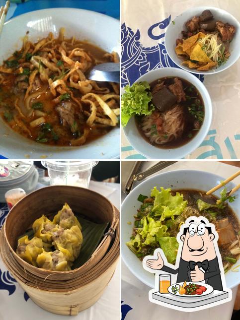 ก๋วยเตี๋ยวหมูตุ๋นลำไย