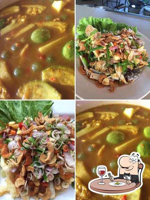 ร้านอาหารมณฑาทิพย์ (Monthathip Restaurant)