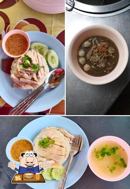ก๋วยเตี๋ยวแชมป์เจ๊น้อยข้าวมันไก่เจ๊นาง