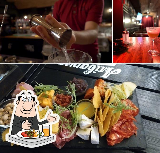 Посмотрите на этот снимок, где видны еда и напитки в Vinie Jones Pub