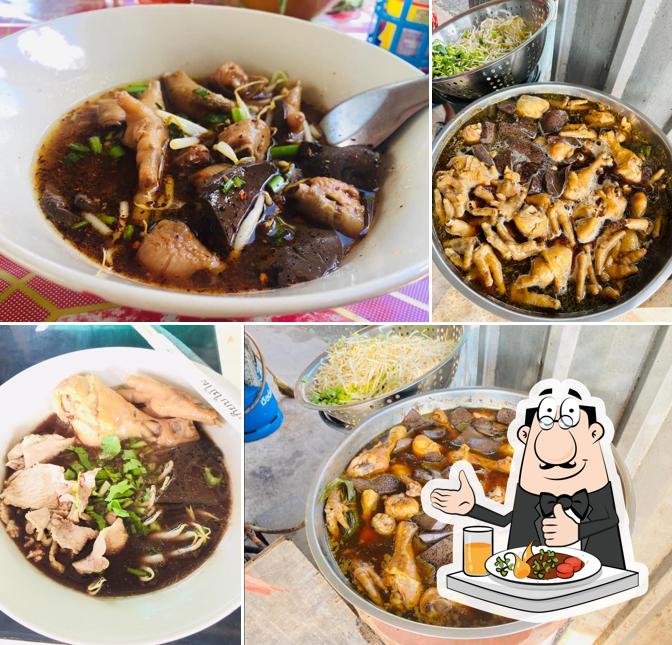 ก๋วยเตี๊ยวยายแอ๊ด หมุน้ำตก หมูน้ำแดง ก๋วยเตี๊ยวไก่