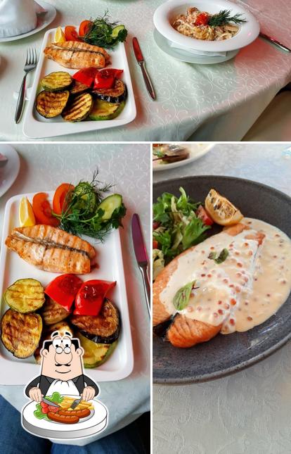 Еда в "Панорамном ресторане "У Егорыча""