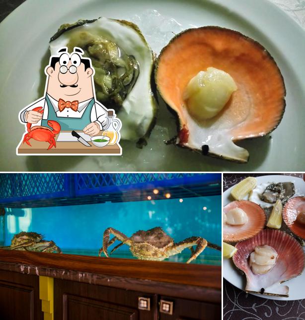 В "Панорамном ресторане "У Егорыча"" вы можете попробовать различные блюда с морепродуктами