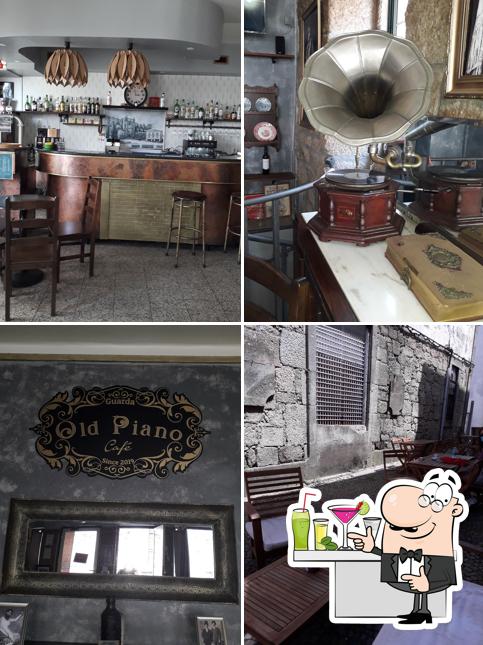 Old Piano Café