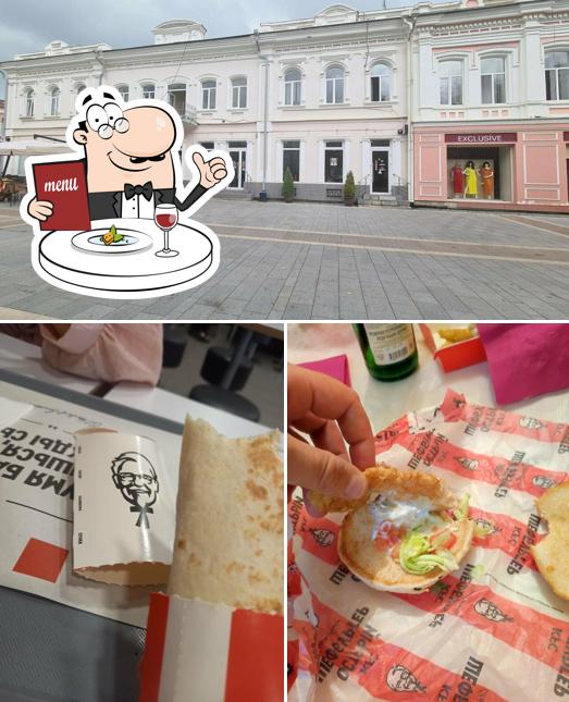 Взгляните на этот снимок, где видны еда и внутреннее оформление в Rostic's