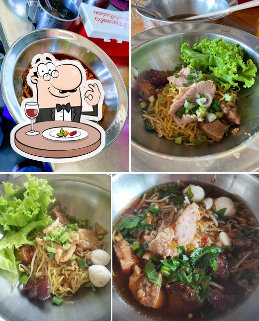 ก๋วยเตี๋ยวน้ำแดงเจ๊ตุ้ม