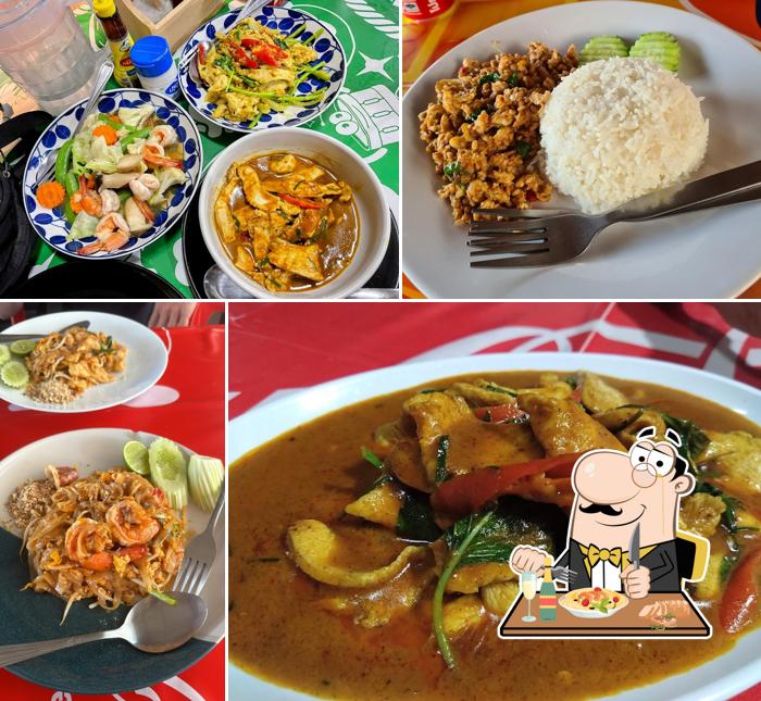 Mom’s Kitchen เจ๊อิ๋วอาหารตามสั่ง