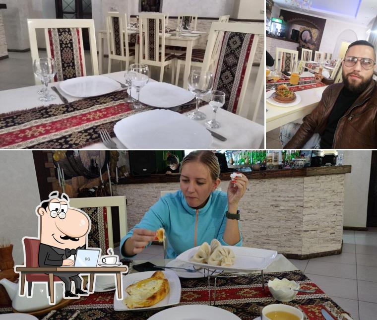 Это фотография, где изображены внутреннее оформление и столики в Мимино