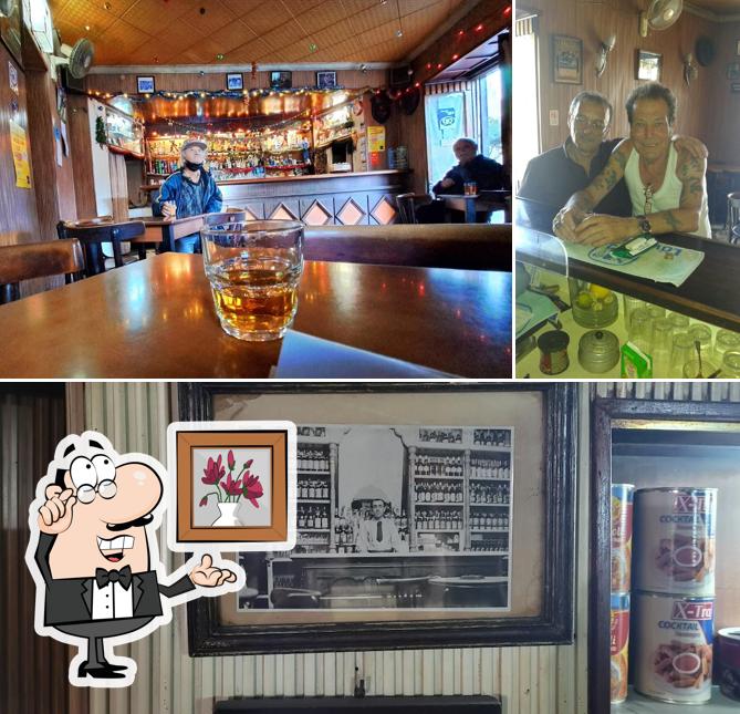 Johnny`s Bar
