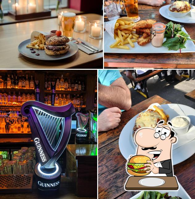 Scotts Bar & Courtyard