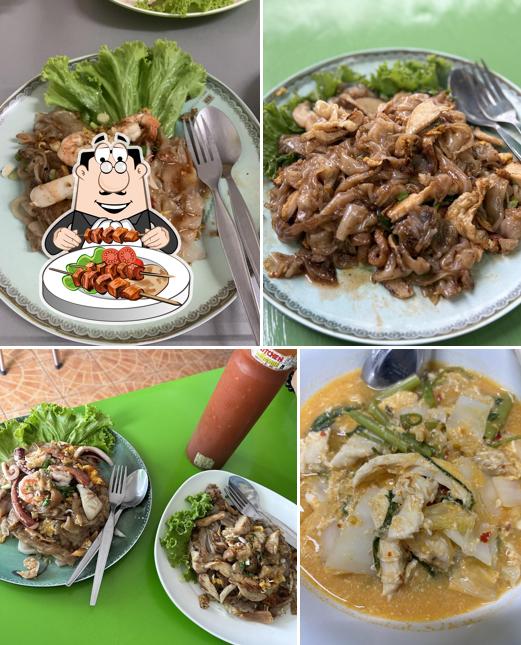 ก๋วยเตี๋ยวคั่วไก่ สุกี้ ลุงบอย บางแสน