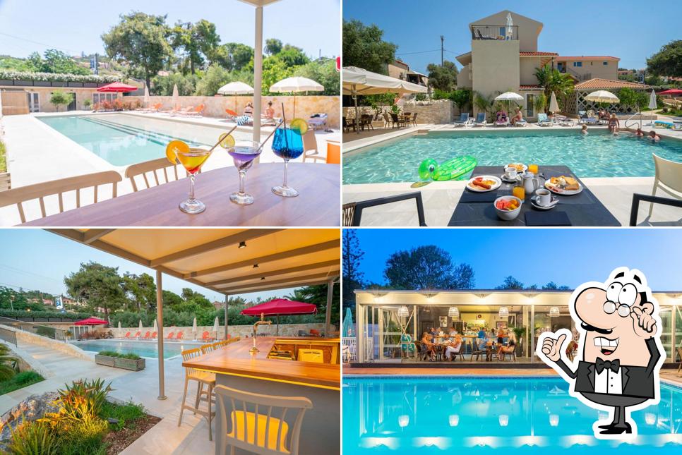Pool bar