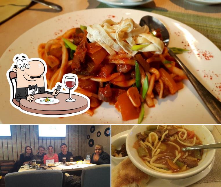 Взгляните на это изображение, где видны еда и внутреннее оформление в Лепёшка