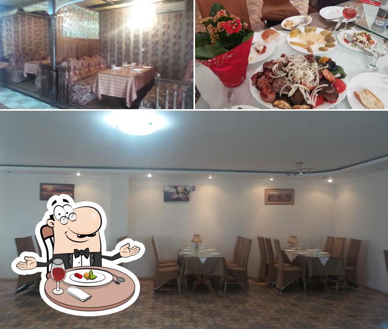 Фотография, на которой видны столики и еда в Кафе Каспий