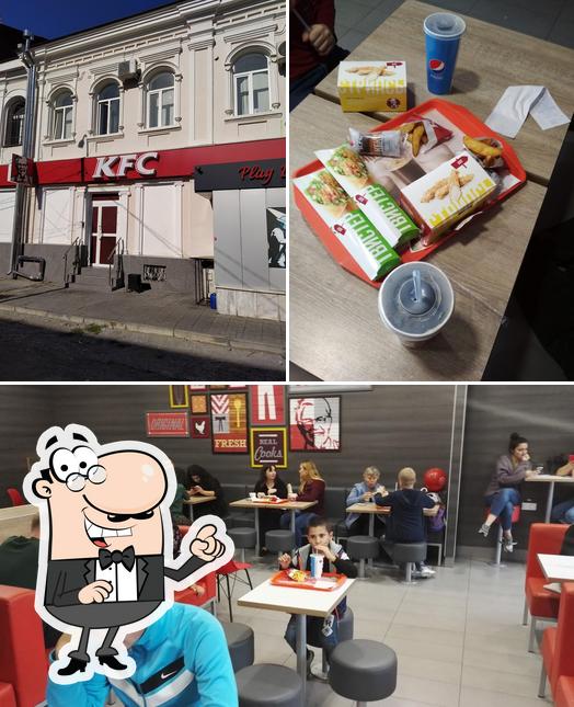 Посмотрите на внутренний интерьер "Rostic's"