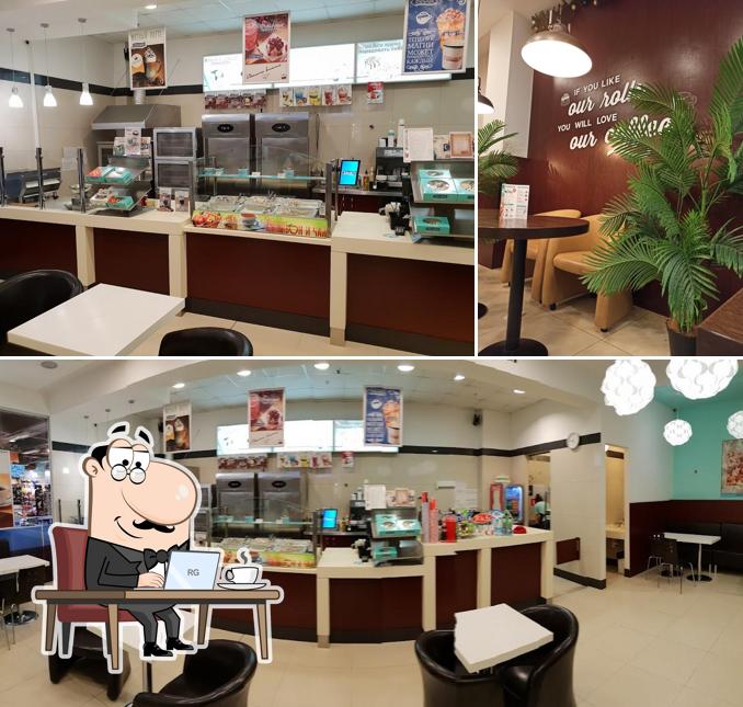 Посмотрите на внутренний интерьер "Cinnabon"