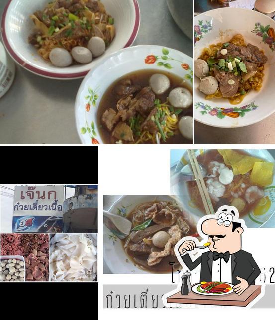 ก๋วยเตี๋ยวเนื้อเจ้นก