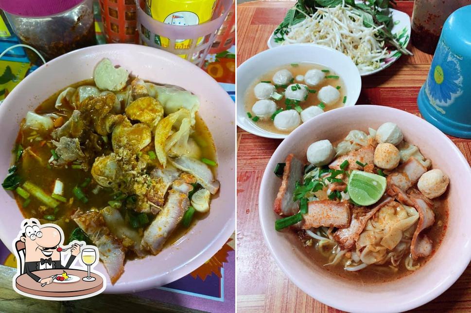 ชายสี่ บะหมี่เกี้ยว 3แยกไฟแดงโลตัส