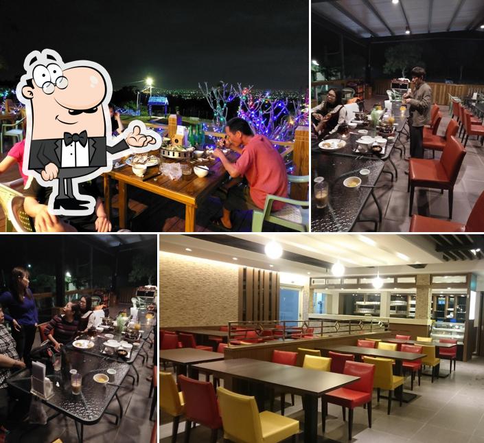 Four Seasons style restaurant Night