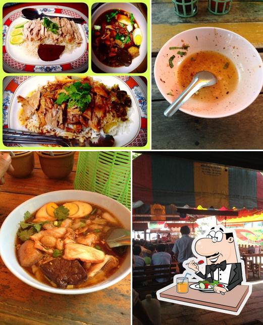 ข้าวขาหมู ก๊วยจั๊บ ขั้นเทพ