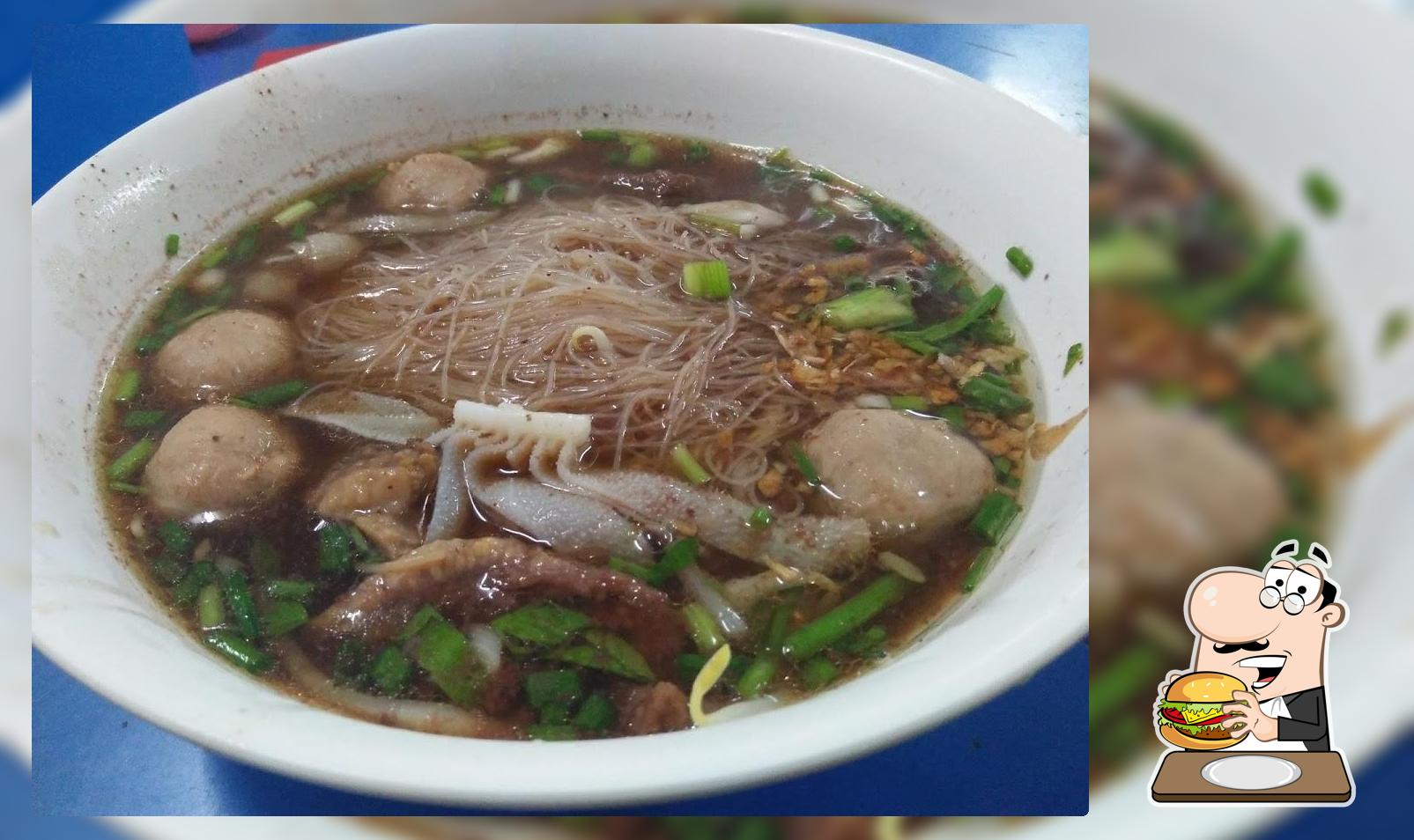 ร้านก๋วยเตี๋ยวแชมป์ต้นคูณ