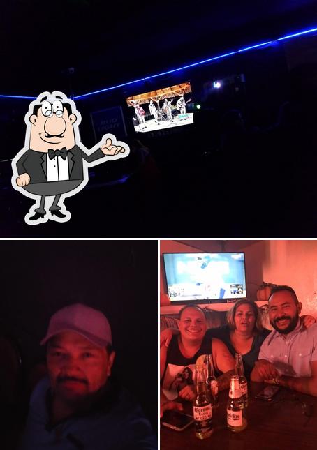 Los Compadres Bar