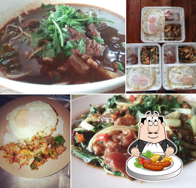 ร้าน ก๋วยเตี๋ยวเนื้อเปื่อย หางหมู อาหารตามสั่ง ตรงไฟแดงหลังไปรษณีย์นาหม่อม