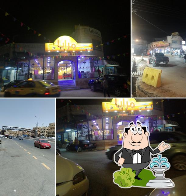 A restaurant and a coffee shop tourist Mirrors