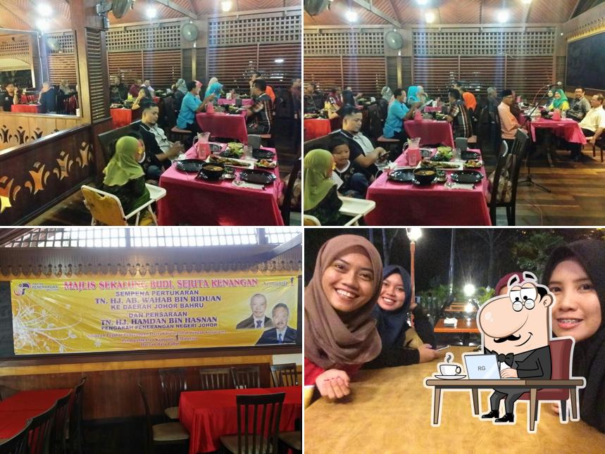 Ceria Maju Restaurant, Parit Raja