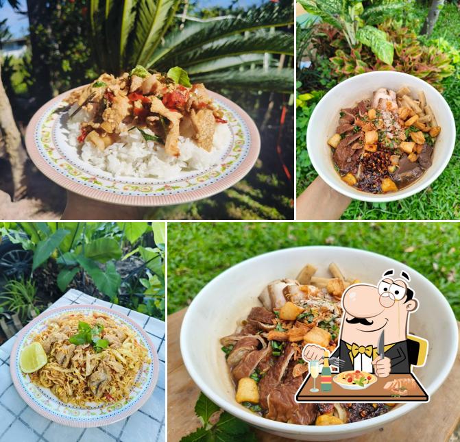 ก๋วยจั๊บเครื่องเยอะ
