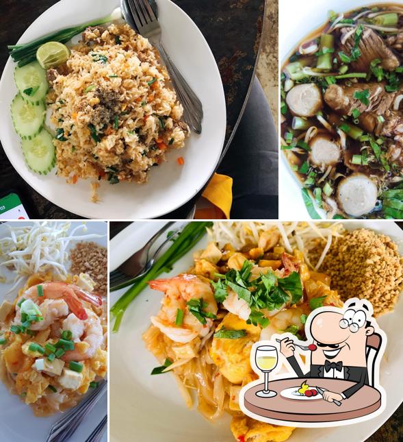 คุณแดง หอยทอดผัดไทกุ้งสด