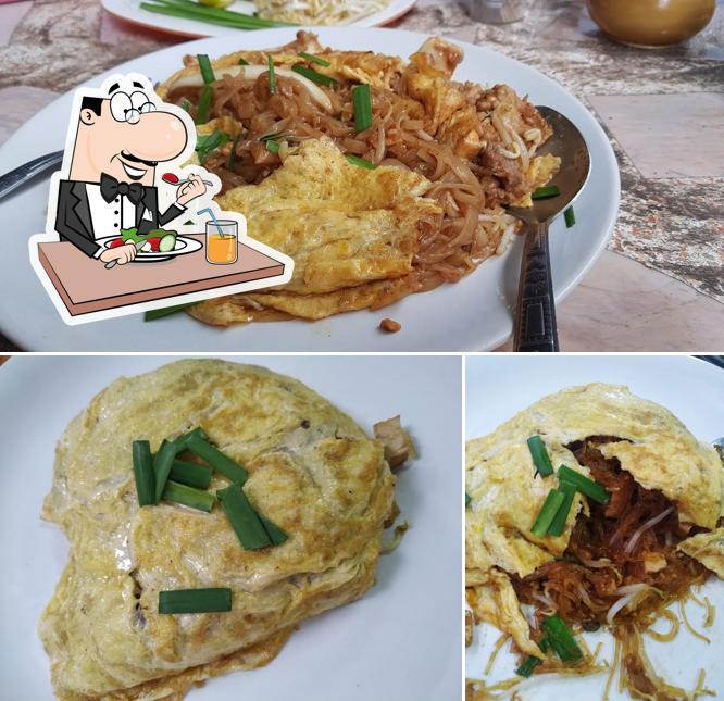 โกชาญ ผัดไทยห่อไข่