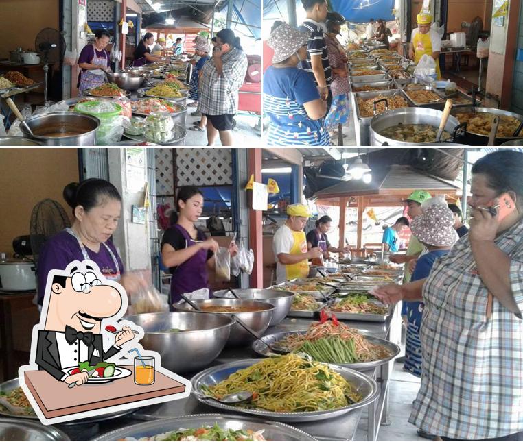 ร้านเจ๊ตุ้มขายแกง ตลาดท่าม่วง - เจ้าเก่า