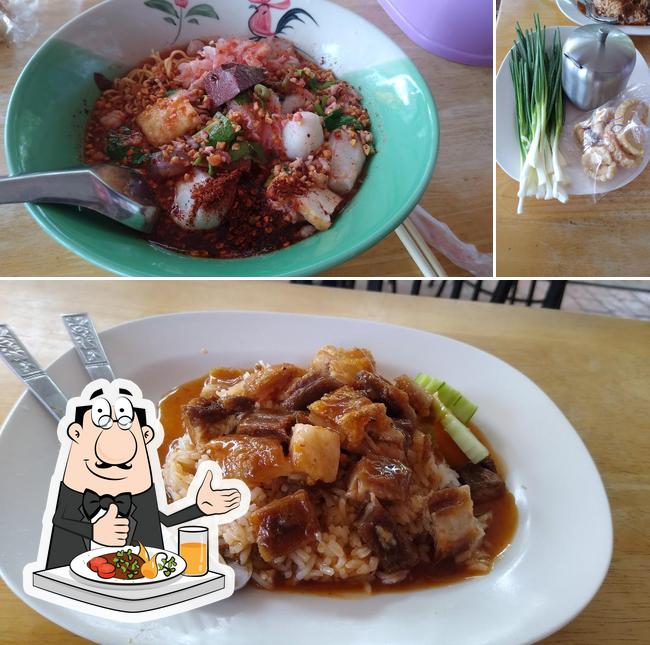 ข้าวหมูแดง-หมูกรอบ นครปฐม(ศูนย์อาหารKCF ปตท.ลำลูกบัว)