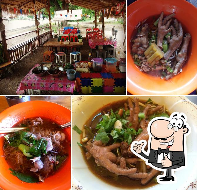 ร้านก๋วยเตี๋ยวห้อยตีน บ้านลำนารวย