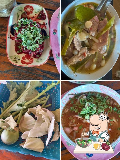 ร้านลาบขม หน้าโรงเรียนบ้านร้อง